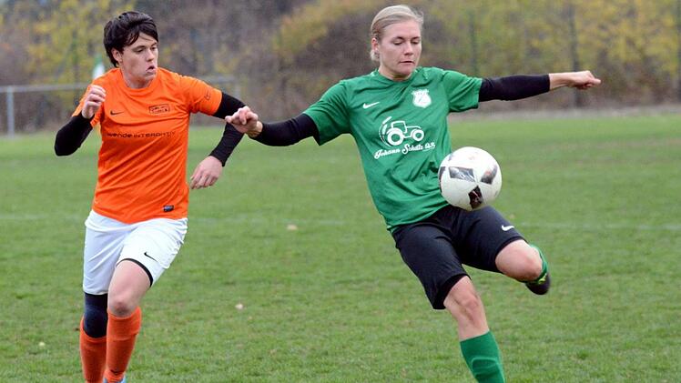 TSV Lonnerstadt - TSV Brand: Im Derby platzte der Knoten: Die Heimelf um Julia Schwarm (rechts), die hier Nicole März enteilte, feierte nach sieben Pleiten den ersehnten ersten Saisonsieg, bleibt aber Schlusslicht der Bezirksoberliga. Foto: herzopress