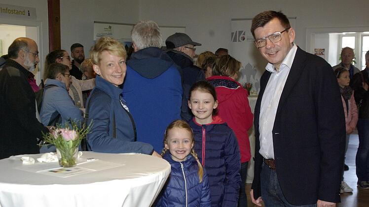 Beim Tag der offenen Tür im Hammelburger Rathaus hieß Bürgermeister Armin Warmuth ganz junge Besucher  besonders herzlich willkommen. Winfried Ehling