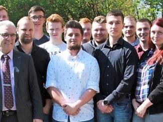 Zehn ehemalige Auszubildende wurden im Ausbildungsverbund Uponor / Unicor freigesprochen. Mit im Bild sind die Vertreter von Gesch&auml;ftsf&uuml;hrung und Personalabteilung, Ausbilder und Betriebsrat.  Foto: pr