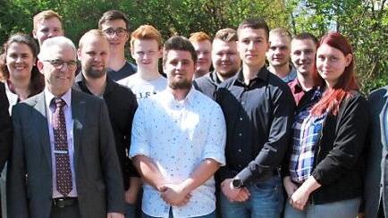 Zehn ehemalige Auszubildende wurden im Ausbildungsverbund Uponor / Unicor freigesprochen. Mit im Bild sind die Vertreter von Gesch&auml;ftsf&uuml;hrung und Personalabteilung, Ausbilder und Betriebsrat.  Foto: pr