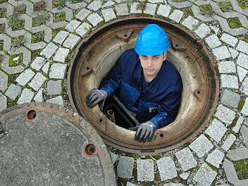 Blick auf die Kanalisation in der Kissinger Altstadt. Leichtfl&uuml;chtige halogenierte Kohlenwasserstoffe sind ein Problem bei der geplanten Sanierung. Der Grund f&uuml;r die Verz&ouml;gerung des Gesamtprojekts Neue Altstadt sind sie nach Einsch&auml;tzung von Wasserwirtschaftsamtschef Leonhard Rosentritt aber nicht.  Foto: Siegfried Farkas