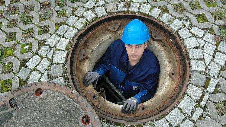 Blick auf die Kanalisation in der Kissinger Altstadt. Leichtfl&uuml;chtige halogenierte Kohlenwasserstoffe sind ein Problem bei der geplanten Sanierung. Der Grund f&uuml;r die Verz&ouml;gerung des Gesamtprojekts Neue Altstadt sind sie nach Einsch&auml;tzung von Wasserwirtschaftsamtschef Leonhard Rosentritt aber nicht.  Foto: Siegfried Farkas