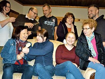 Noch wird eifrig geprobt für das Volksstück "Wer nicht hören will, muss fühlen". Die Premiere ist am Samstag, 28. März. Mit im Bild (rechts, sitzend) die Vorsitzende und Regisseurin Linda Fischer Foto: Werner Reißaus