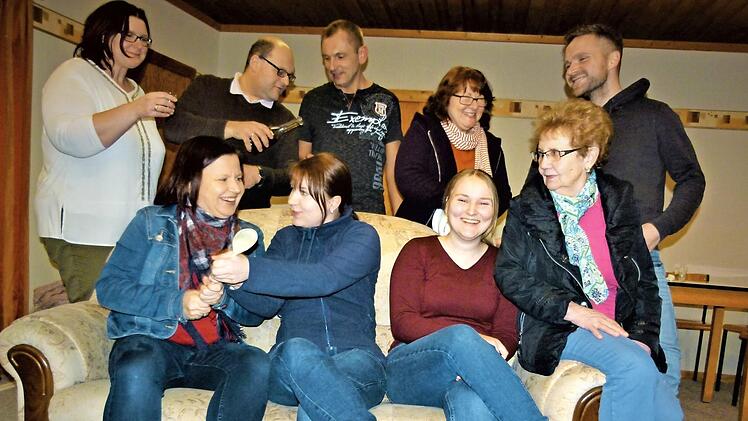 Noch wird eifrig geprobt für das Volksstück "Wer nicht hören will, muss fühlen". Die Premiere ist am Samstag, 28. März. Mit im Bild (rechts, sitzend) die Vorsitzende und Regisseurin Linda Fischer Foto: Werner Reißaus