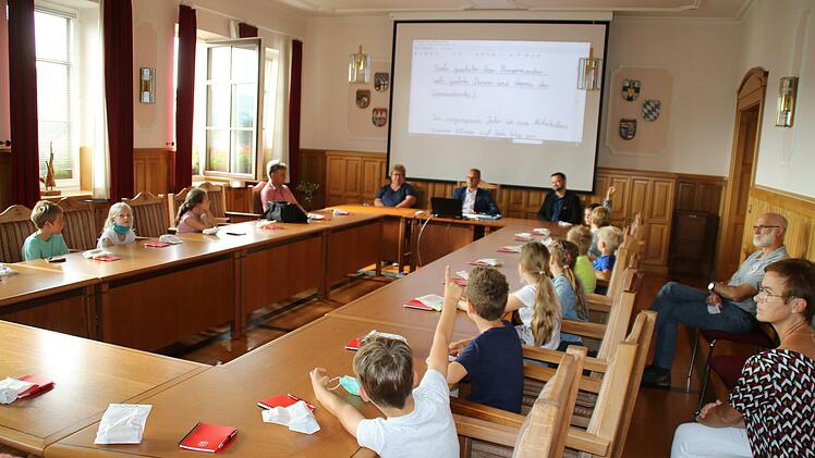 Im Sitzungssaal des Rathauses in Oberthulba wurde eifrig diskutiert.