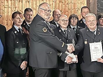 Die Freiwillige Feuerwehr Katschenreuth hat ihre verdienten Mitglieder ausgezeichnet.