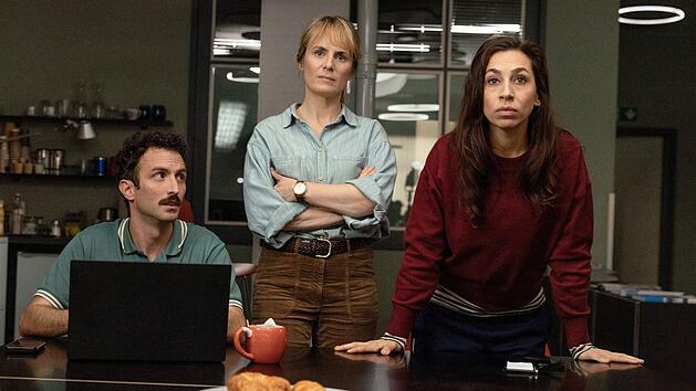 Im zehnten Zürich-"Tatort: Kammerflimmern" bekommen es der Kriminaltechniker Noah Löwenherz (Aaron Arens), und die Kommissarinnen Isabelle Grandjean (Anna Pieri Zuercher, Mitte) und Tessa Ott (Carol Schuler) mit einem lebensgefährlichen Cyberangriff zu tun.