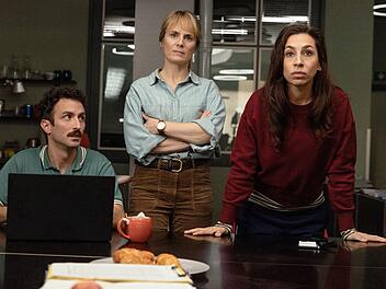 Im zehnten Z&uuml;rich-"Tatort: Kammerflimmern" bekommen es der Kriminaltechniker Noah L&ouml;wenherz (Aaron Arens), und die Kommissarinnen Isabelle Grandjean (Anna Pieri Zuercher, Mitte) und Tessa Ott (Carol Schuler) mit einem lebensgef&auml;hrlichen Cyberangriff zu tun.