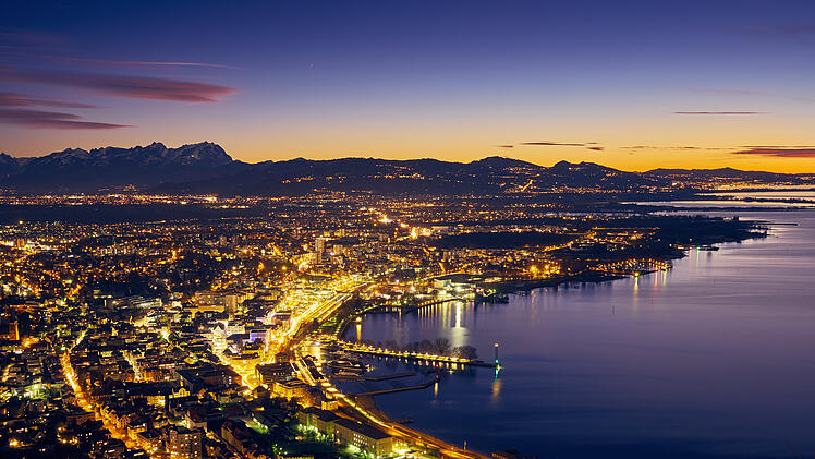 Urlaub in &Ouml;sterreich - Bregenz am Bodensee bei Nacht