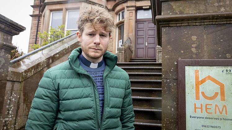 Reverend Alan Calder (Steven Miller) freut sich &uuml;ber die dauerhafte Heimkehr seiner Schwester, immerhin hat er selbst gerade mit Eheproblemen zu k&auml;mpfen.