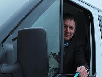 Andreas Hehn stellt das neue Nüdlinger Gemeindemobil vor. Fotos: Borst