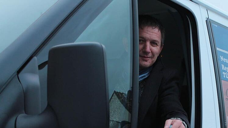 Andreas Hehn stellt das neue Nüdlinger Gemeindemobil vor. Fotos: Borst