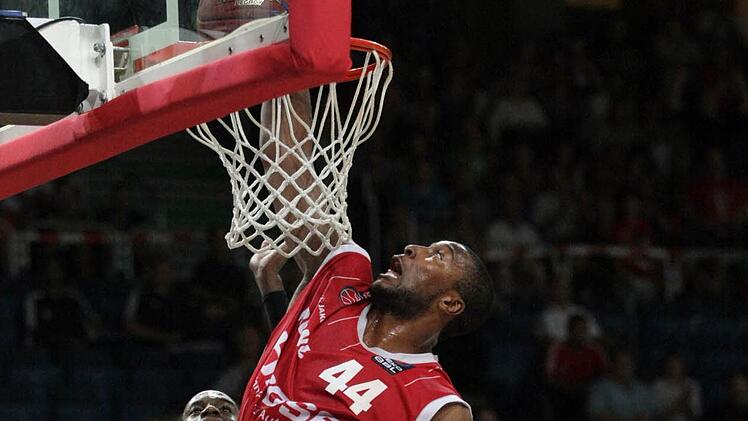 Ein Wiedersehen gibt es mit Marcus Slaughter, der in der Saison 2011/12 in Bamberg das Double feierte und danach drei Jahre bei Real Madrid spielte.