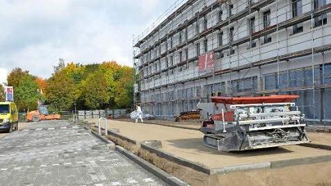 Vor dem E-Center und Hotel entstehen Parkplätze.