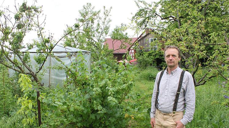 Eckart Henzler kümmert sich mit seiner Familie um den großen Garten und hält auch fünf Bienenvölker.