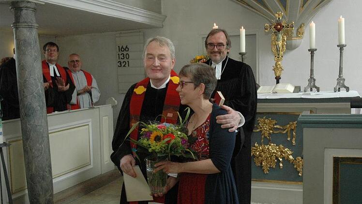 Der evangelisch-lutherische Dekan Andreas Kleefeld heißt neben Pfarrer Ralph Utz auch dessen Ehefrau Ingrid Zöller-Utz in der Kirchengemeinde St. Matthäus in Coburg-Neuses willkommen. Foto: Meißinger