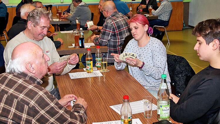 Eine ausgezeichnete Schafkopf-Spielerin ist Kelly Petsch (2. von rechts).  Beim Turnier der Schützen kam sie auf den zweiten Platz.  Dieter  Britz