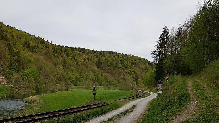 Außerhalb von Muggendorf geht's vom Wiesenttal  steigt man in Richtung Wohlmannsgesees auf. Foto: Ronald Heck