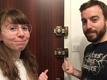 Elisa Keul und ihr Freund Hippolyte Mallecourt vor der symbolisch abgeschlossenen Wohnungstür in Straßburg. Foto: Selfie Elisa Keul