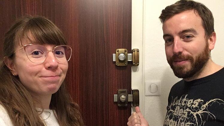 Elisa Keul und ihr Freund Hippolyte Mallecourt vor der symbolisch abgeschlossenen Wohnungstür in Straßburg. Foto: Selfie Elisa Keul