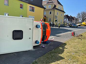 Marktredwitz: Rettungswagen auf Einsatzfahrt verunglückt