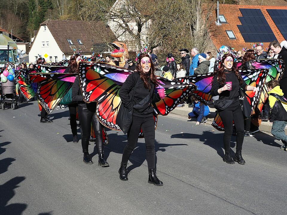 Buntes Faschingstreiben lockte tausende Besucher an.