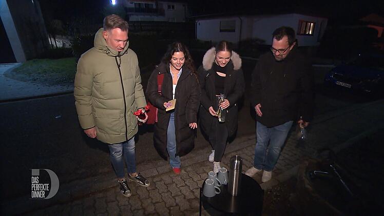 Marcus, Julia, Angelina und Michi dürfen mit einer Tasse Glühwein vorglühen.