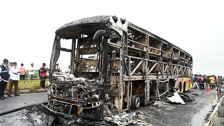 Mindestens 20 Tote nach Busunfall in Indien
