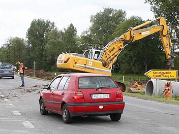 Ausweichen ist angesagt auf der Staatsstraße 2190 in Höhe von Katschenreuth: Im Zuge der Bauarbeiten für die Behelfsumfahrung (Vorabmaßnahme zur Ortsumgehung) werden Stahlbetonrohre eingebaut, damit der Prosser Bach ungehindert abfließen kann. Fotos: Jochen Nützel