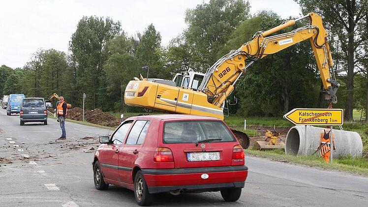 Ausweichen ist angesagt auf der Staatsstraße 2190 in Höhe von Katschenreuth: Im Zuge der Bauarbeiten für die Behelfsumfahrung (Vorabmaßnahme zur Ortsumgehung) werden Stahlbetonrohre eingebaut, damit der Prosser Bach ungehindert abfließen kann. Fotos: Jochen Nützel