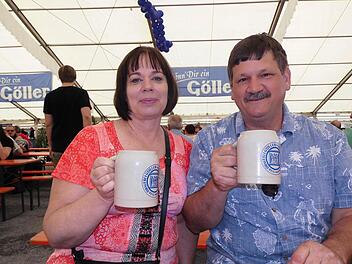 Vicky und Richard Leguillon genießen ein kühles Pils im Festzelt. Am liebsten sei Richard aber immer noch ein "Dankel Weizen". Fotos: Ines Krämer