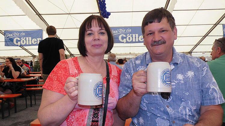 Vicky und Richard Leguillon genießen ein kühles Pils im Festzelt. Am liebsten sei Richard aber immer noch ein "Dankel Weizen". Fotos: Ines Krämer