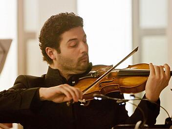 Attila Gergely beeindruckt als Solist auf der Geige beim Weihnachtskonzert mit dem Collegium musicum Coburg.Fotos: Jochen Berger