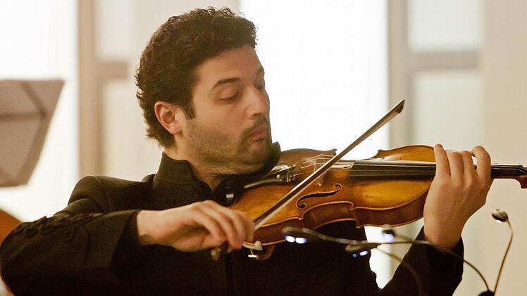 Attila Gergely beeindruckt als Solist auf der Geige beim Weihnachtskonzert mit dem Collegium musicum Coburg.Fotos: Jochen Berger
