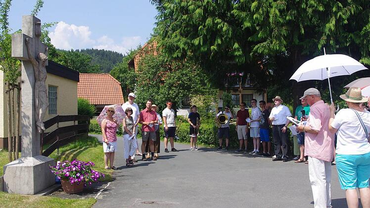 Herbert Eidloth (rechts) wusste viel Wissenswertes über das Dorfkreuz in der Eibigstraße zu erzählen.