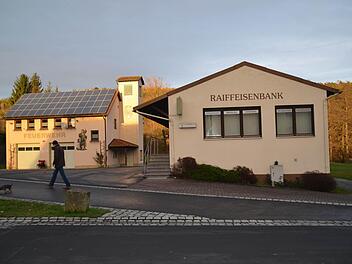 Gähnende Leere am Premicher Feuerwehrhaus: Nun steht auch noch das ehemalige Raiffeisenlager leer, in dem sich bis vor Kurzem noch eine Bankfiliale befand. Das möchte der Bürgermeister ändern. Foto: Kathrin Kupka-Hahn