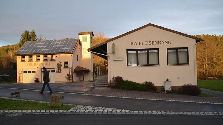 Gähnende Leere am Premicher Feuerwehrhaus: Nun steht auch noch das ehemalige Raiffeisenlager leer, in dem sich bis vor Kurzem noch eine Bankfiliale befand. Das möchte der Bürgermeister ändern. Foto: Kathrin Kupka-Hahn