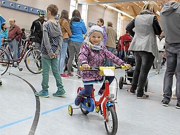 Die kleine Emily aus Eltmann bekam bei der Fahrradbörse der Knetzgauer SPD in der Zeiler Tuchangerhalle ein neues Rädchen und strahlte. Foto: Christiane Reuther