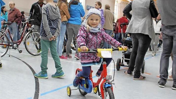 Die kleine Emily aus Eltmann bekam bei der Fahrradbörse der Knetzgauer SPD in der Zeiler Tuchangerhalle ein neues Rädchen und strahlte. Foto: Christiane Reuther