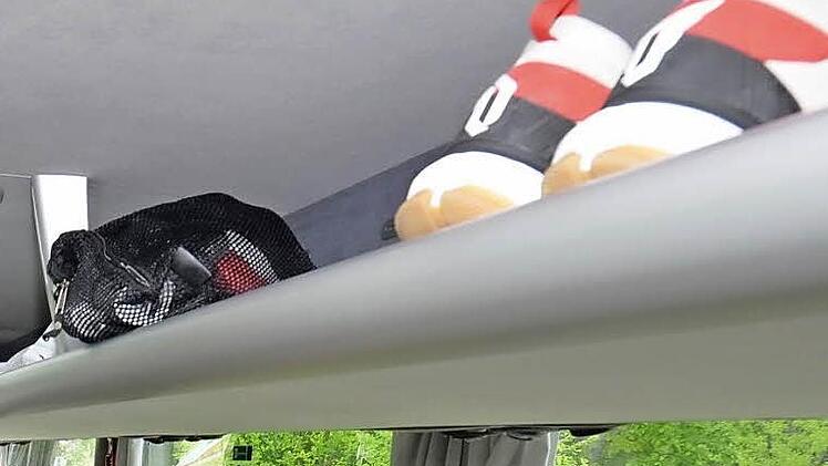 Wo sonst Rucksäcke liegen, stehen bei den Baskets-Spielern auch gerne mal die Schuhe in der Ablage. Allerdings passen sie nicht immer ganz ins Fach