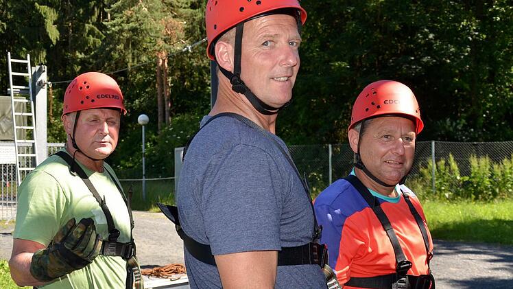 Bauhofmitarbeiter Berthold Mucha (mitte) und seine Kollegen sind für den Aufstieg bereit. Foto: Kathrin Kupka-Hahn
