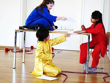 Die drei Parzen in ihrem "Wunschumtauschbüro". Szene aus dem Theaterstück "Ich habe einen Traum" in der Alten Seilerei Foto: p