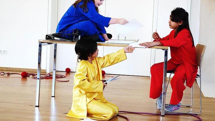 Die drei Parzen in ihrem "Wunschumtauschbüro". Szene aus dem Theaterstück "Ich habe einen Traum" in der Alten Seilerei Foto: p