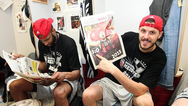 Der in der entscheidenden Partie gegen Oldenburg (91:88) groß aufspielende "Boki" Nachbar (r.) zeigt auf das Ergebnis der Serie. Daneben ist Sharrod Ford in die FT-Meisterbeilage 2013 vertieft. Foto: sportpress