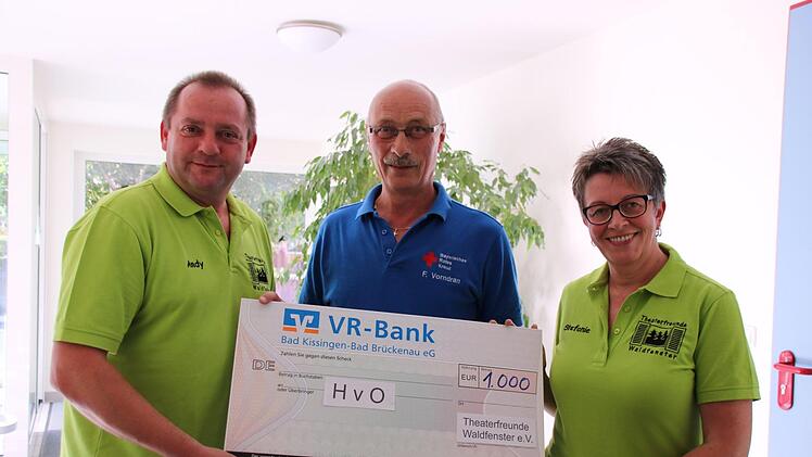 Spendenübergabe an das HvO-Team: von links Andreas Pfülb, Franz Vorndran und Steffi Schlereth. Foto: Kathrin Kupka-Hahn