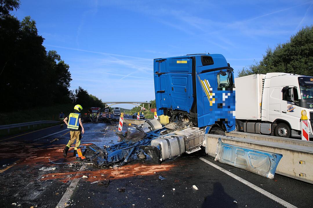Unfall auf A9: Sattelzug prallt gegen Baustelle