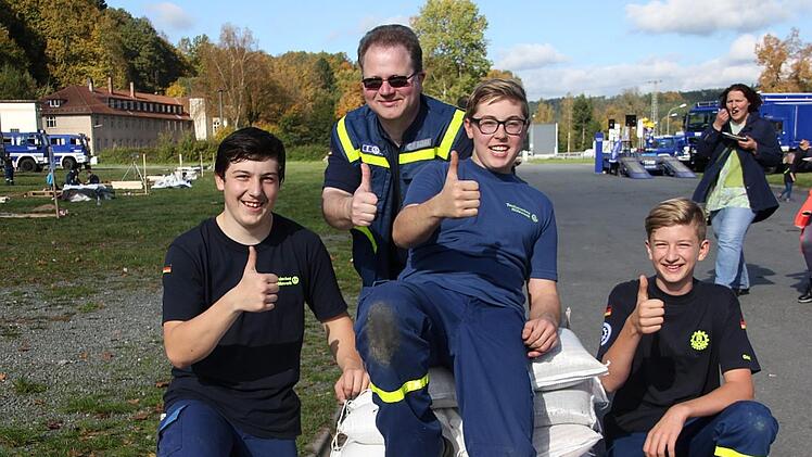 IDen drei Teilnehmern der THW-Jugendgruppe Kronach - Lucas Eidloth, Max Geigerhilk Lukas Gehring  (im Bild mit  dem Beauftragten für Öffentlichkeitsarbeit, Hajo Badura) machte der Bezirksjugendwettkampf Spaß. Foto: Veronika Schadeck