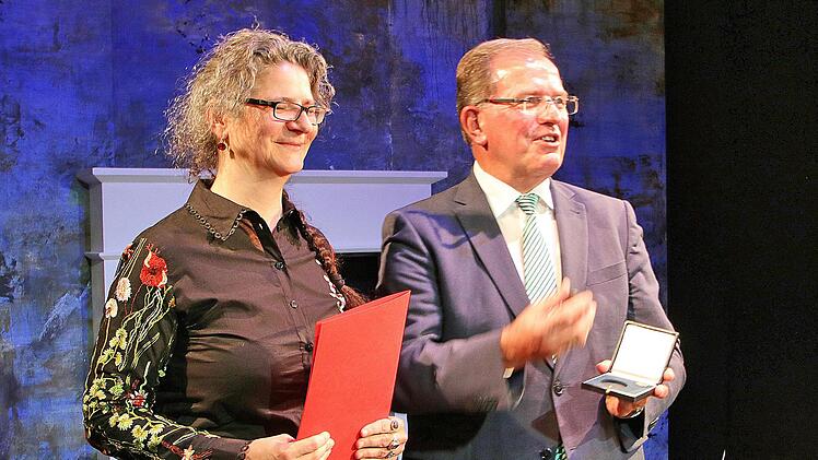 Den Kulturpreis der unterfränkischen Kulturstiftung überreichte Bezirkstagspräsident Erwin Dotzel an Anne Maar, die Leiterin des Theaters Schloß Maßbach.  Dieter Britz