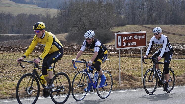 Rennradfahrer waren ebenfalls unterwegs, noch ein ungewohntes Bild für die Autofahrer.Karl-Heinz Weber
