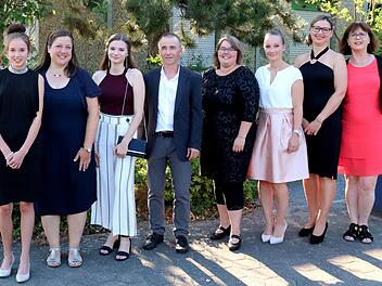 Die besten Absolventen (v. l.): Marina Brauns, Ingrid Maier, Pia Burwitz, Martin Winkel, Bettina Pfannerer, Nadine Schuppener und Tetyana Zhadkova mit stellvertretendee Schulleiterin Gudrun Gumbrecht    Foto: Johanna Blum